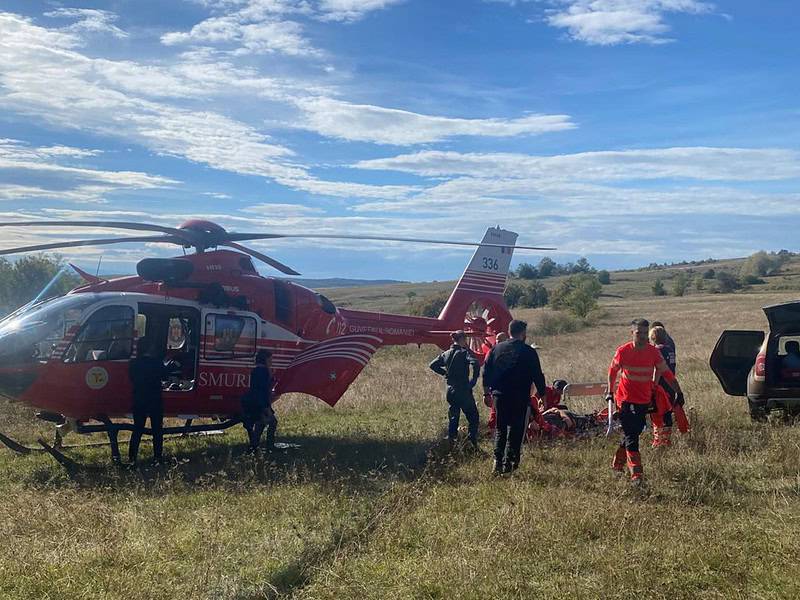 bărbat luat cu elicopterul din pădure după ce a căzut cu motocicleta (foto)