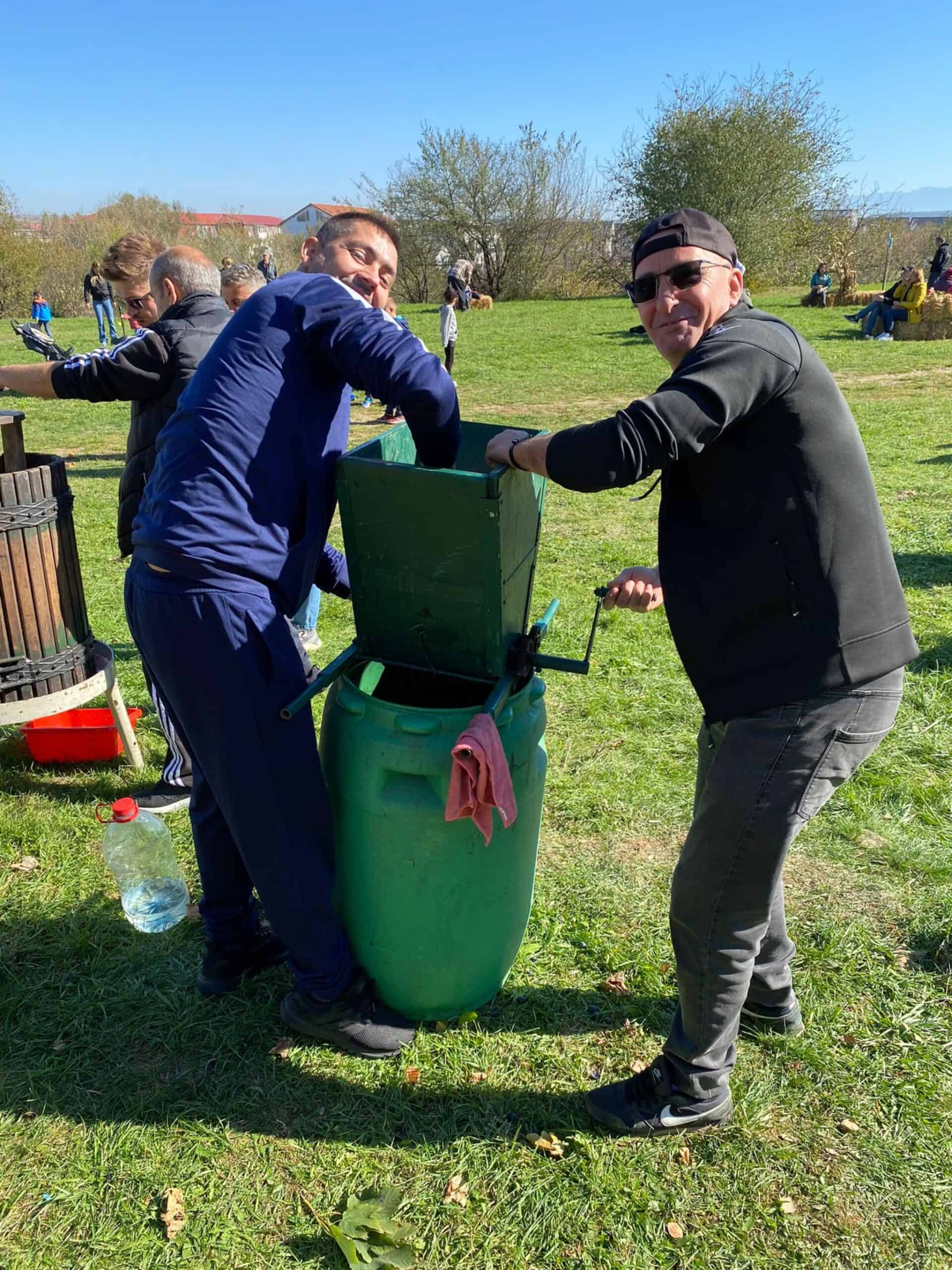 festivalul recoltei între blocuri la sibiu cu must proaspăt și prăjituri de casă (foto)