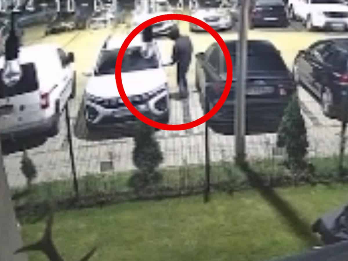 Hoții dau iama în parcările din Șelimbăr. Doi bărbaţi surprinși încercând ușile mașinilor (video)