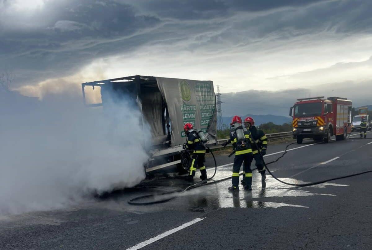 Autoutilitară mistuită de flăcări pe autostradă în apropiere de Șelimbăr (foto)