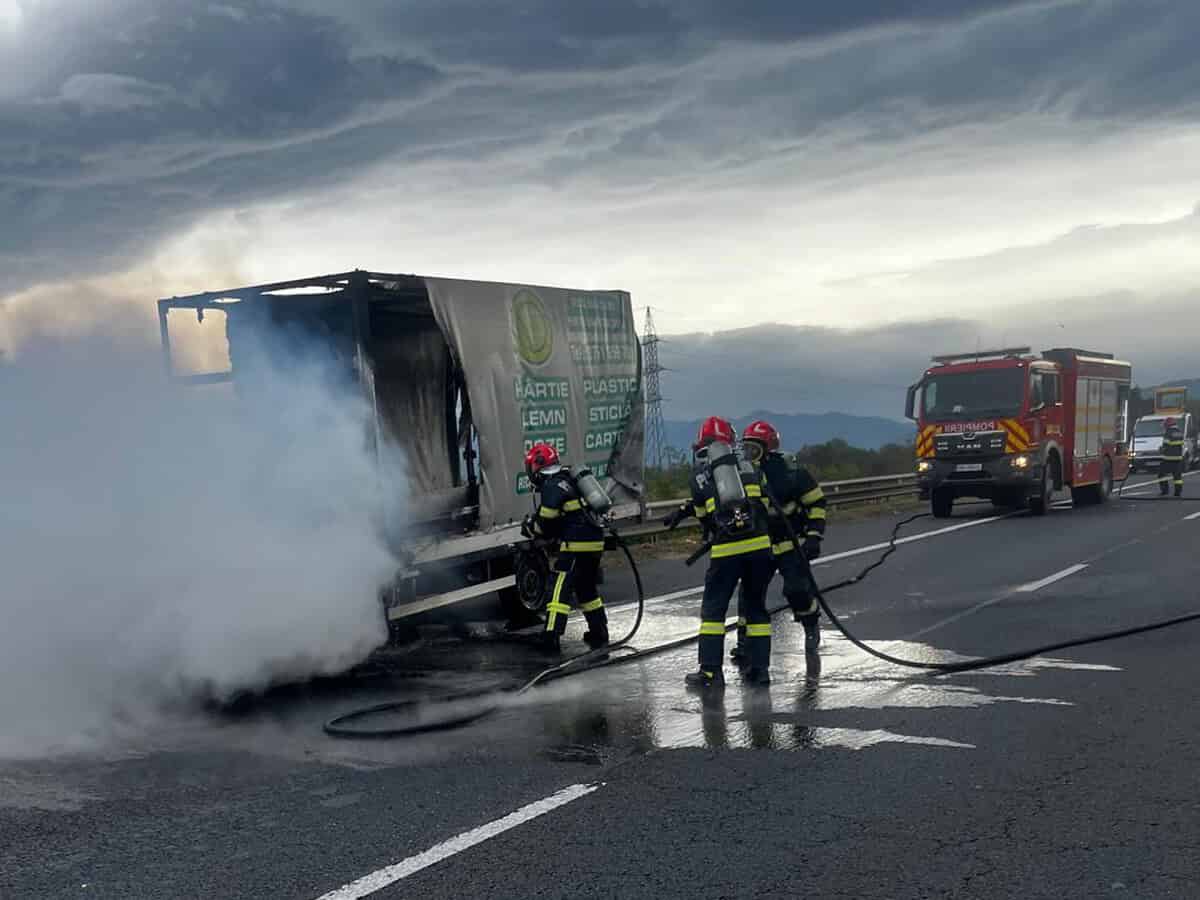 autoutilitară mistuită de flăcări pe autostradă în apropiere de șelimbăr (foto)