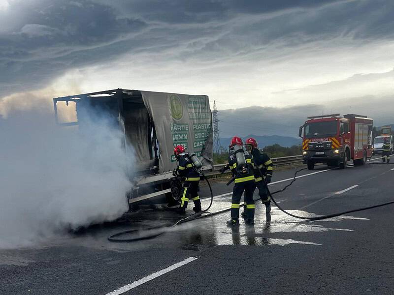 Autoutilitară mistuită de flăcări pe autostradă în apropiere de Șelimbăr (foto)