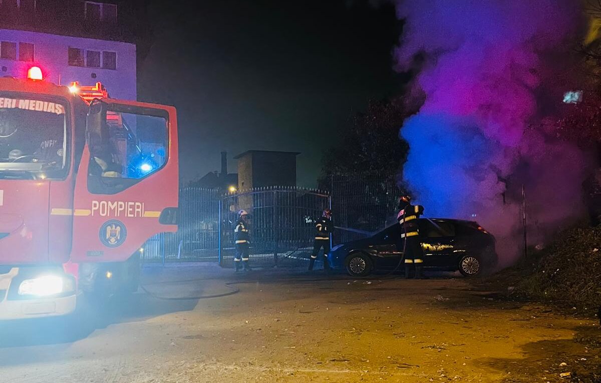 mașină în flăcări la mediaș. au luat foc și câteva biciclete (foto)