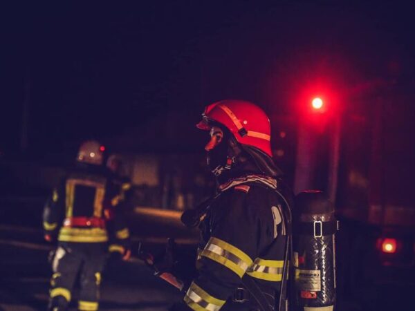 incendiu la o casă din șura mare. o mămică a facut stop cardio-respirator, iar 3 copii au fost duși la spital