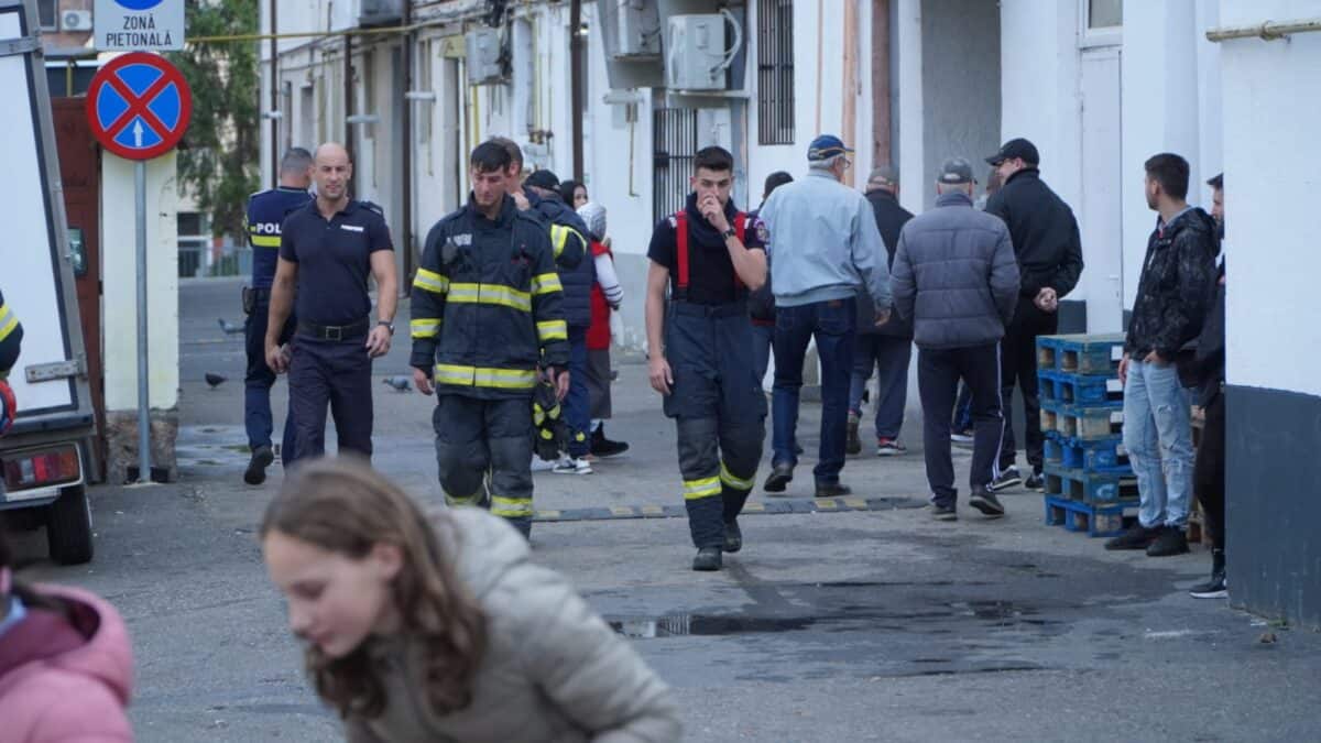 imagini de la incendiul din apartamentul din valea aurie. un bărbat intoxicat cu fum (video, foto)