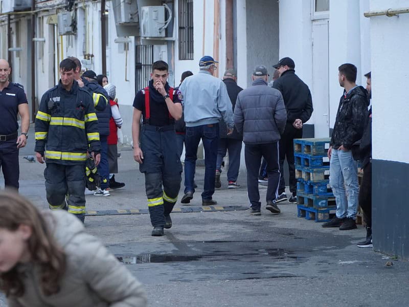 imagini de la incendiul din apartamentul din valea aurie. un bărbat intoxicat cu fum (video, foto)