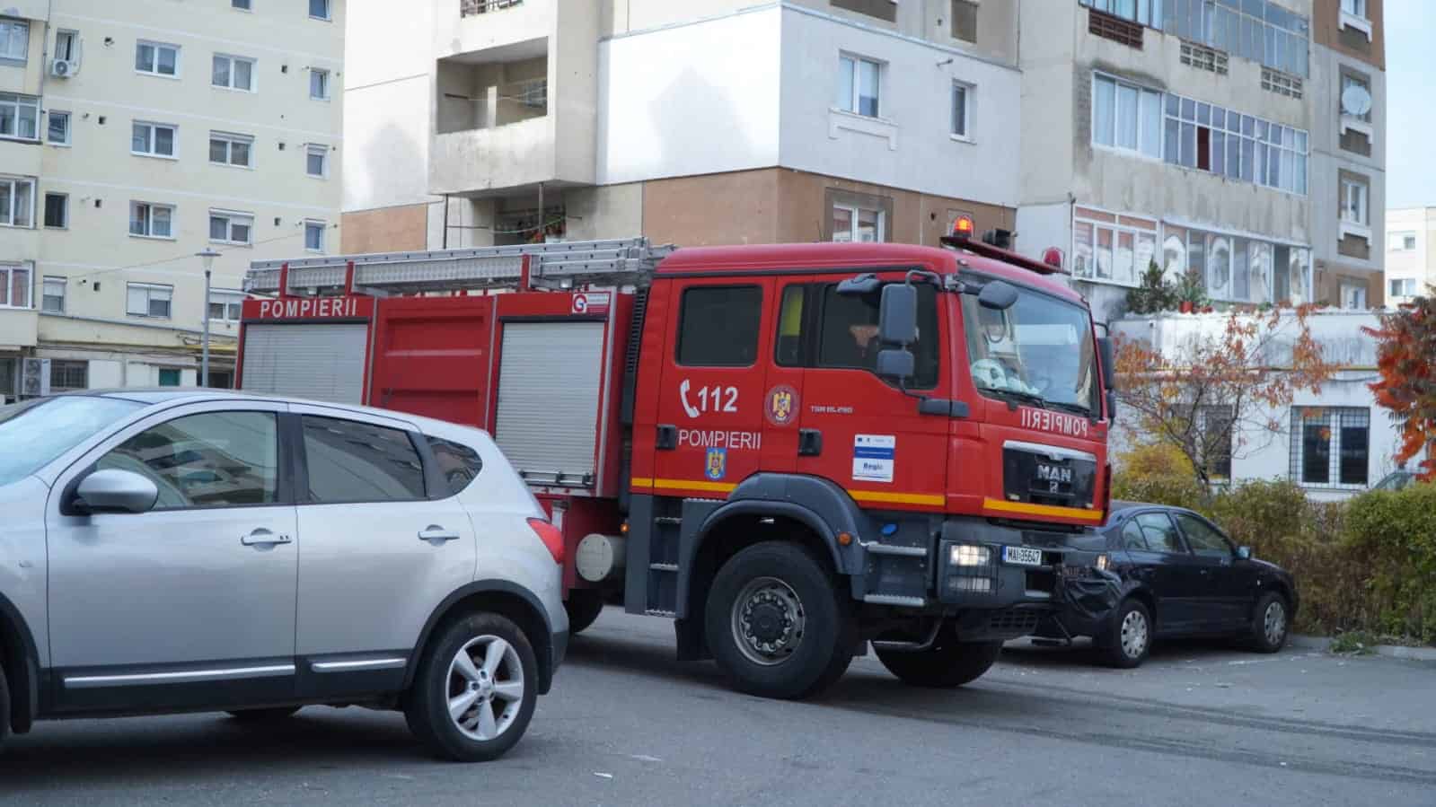 imagini de la incendiul din apartamentul din valea aurie. un bărbat intoxicat cu fum (video, foto)