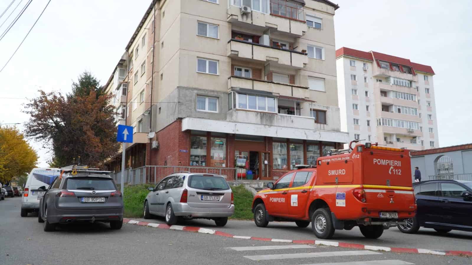 imagini de la incendiul din apartamentul din valea aurie. un bărbat intoxicat cu fum (video, foto)