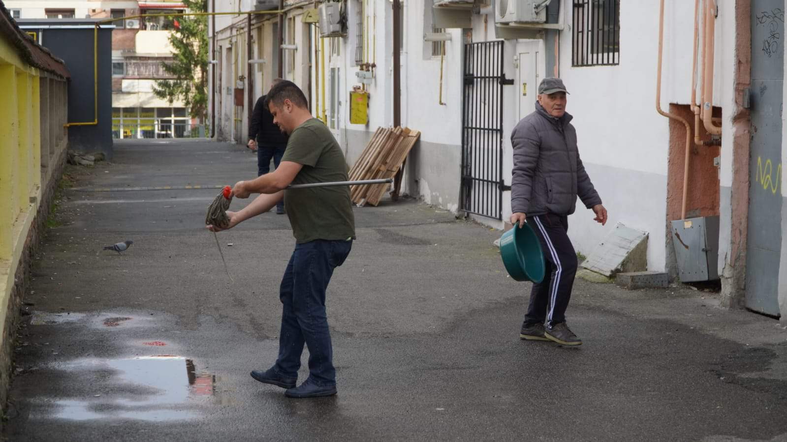 imagini de la incendiul din apartamentul din valea aurie. un bărbat intoxicat cu fum (video, foto)