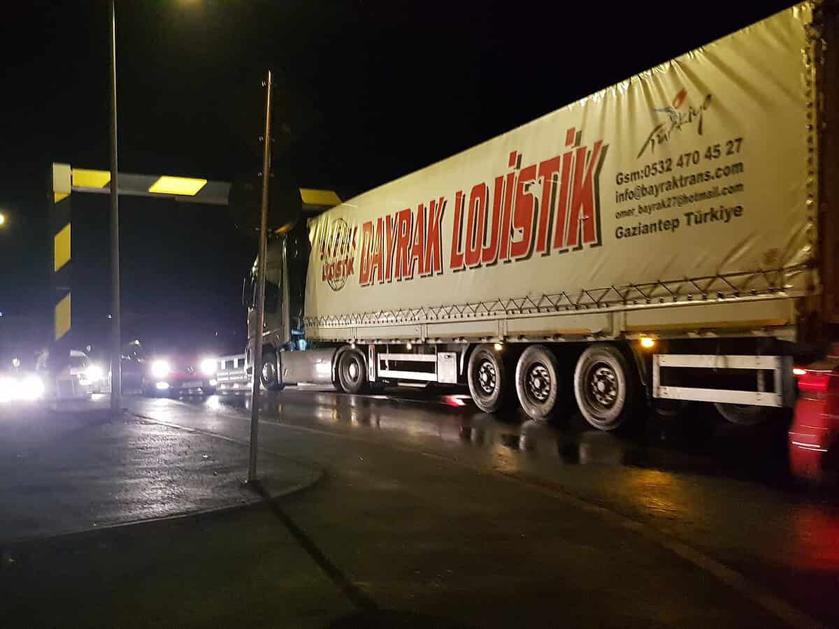 TIR blocat sub limitatorul de înălțime pe strada Viitorului