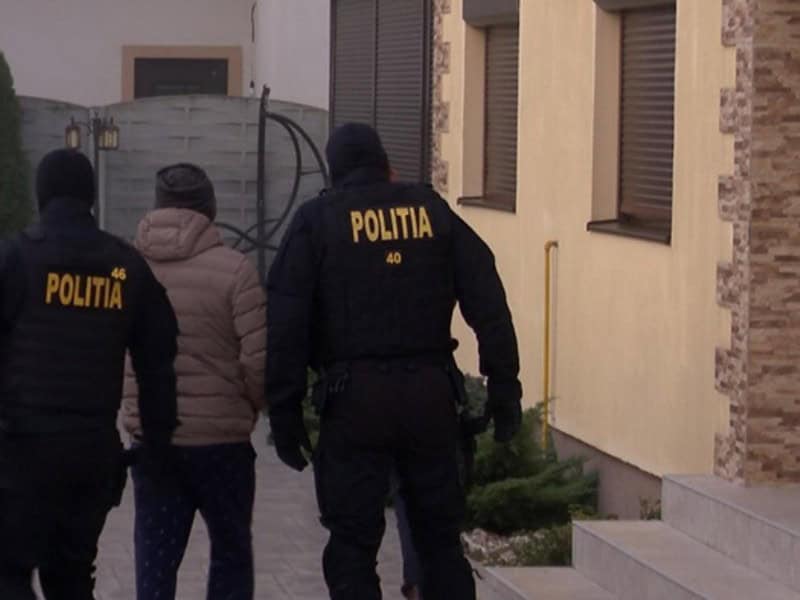 Sută de percheziții în toată țara inclusiv la Sibiu. Vizate persoane suspectate de deținere ilegală de arme (foto)