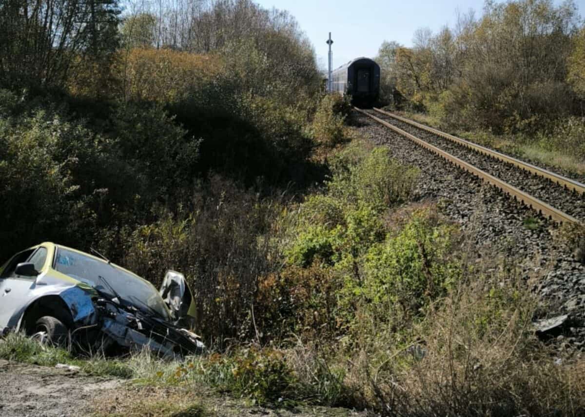 mașină lovită de tren lângă colun. șoferul este grav rănit (foto)