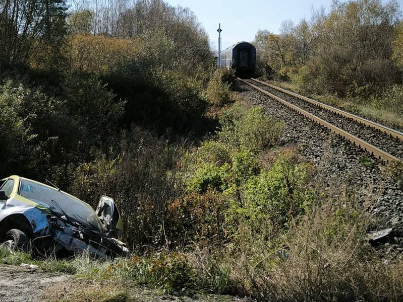 mașină lovită de tren lângă colun. șoferul este grav rănit (foto)