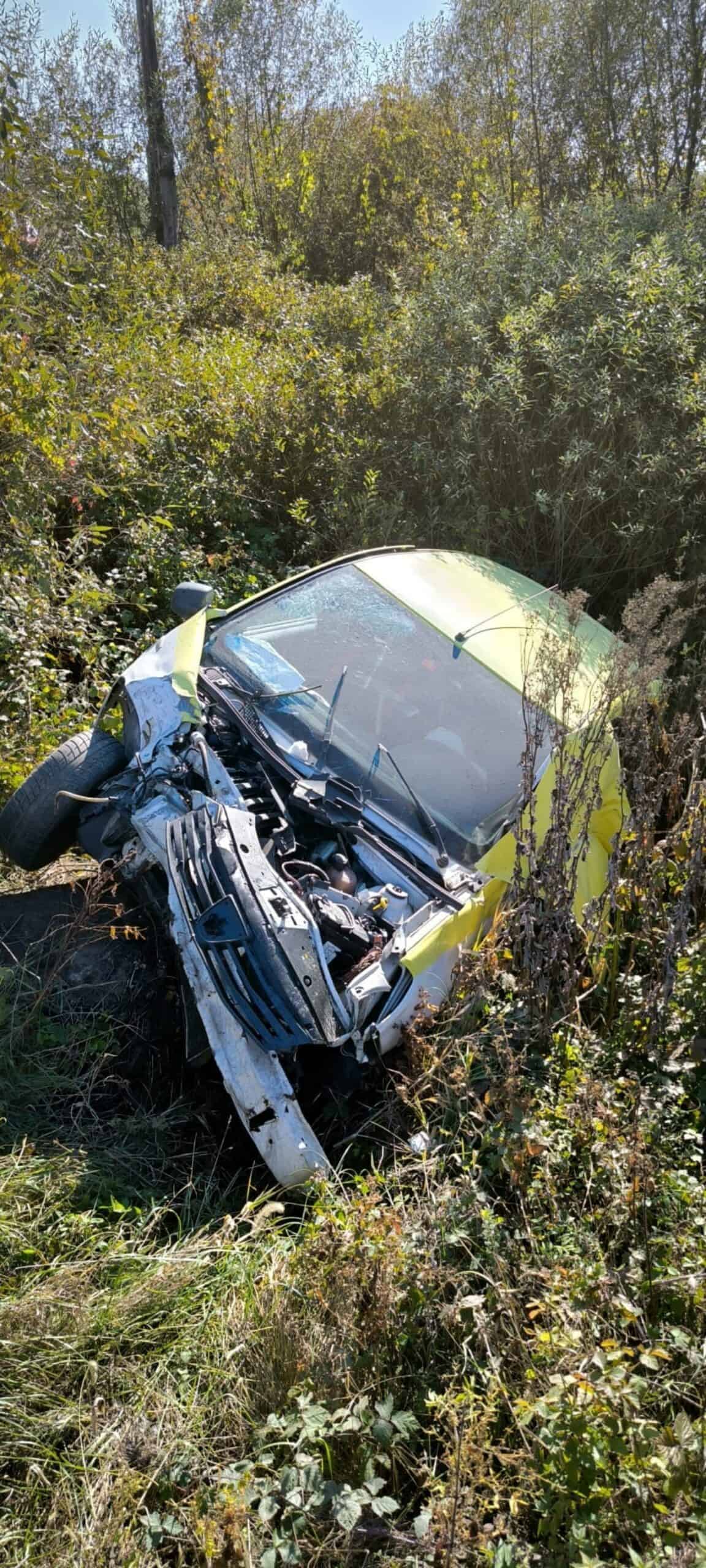 mașină lovită de tren lângă colun. șoferul este grav rănit (foto)