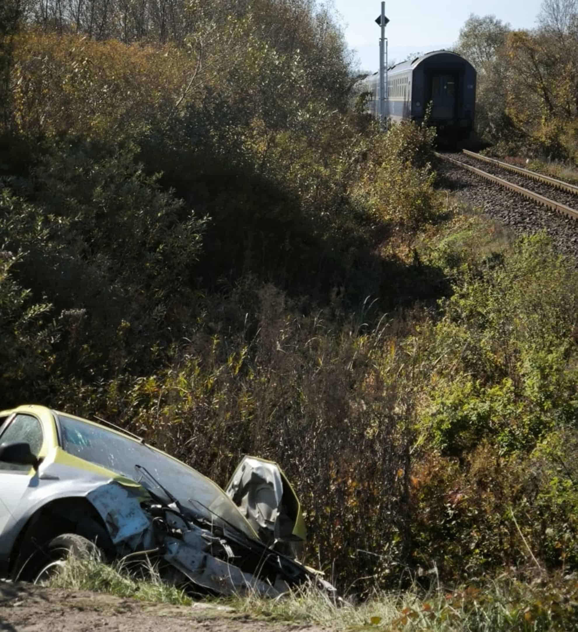 mașină lovită de tren lângă colun. șoferul este grav rănit (foto)