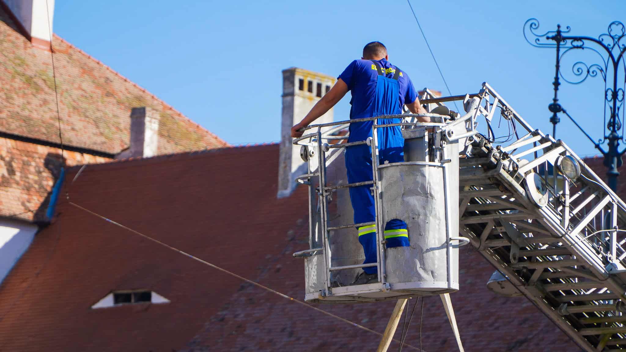 sibiul se pregătește de sărbători. a început amenajarea târgului de crăciun și se pun ornamente în tot orașul (video foto)