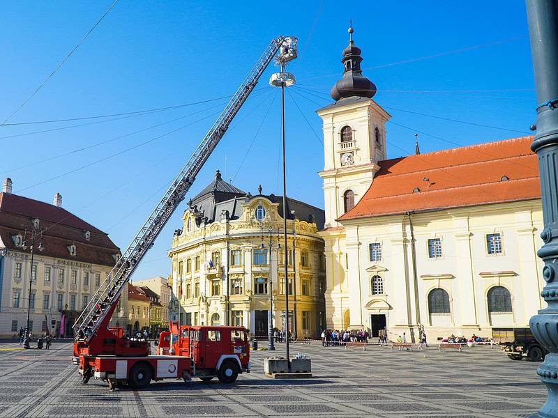 sibiul se pregătește de sărbători. a început amenajarea târgului de crăciun și se pun ornamente în tot orașul (video foto)