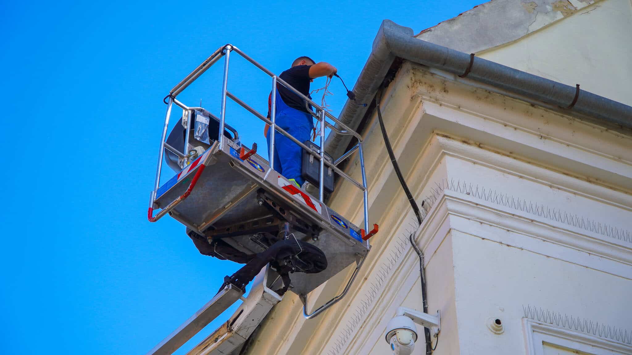 sibiul se pregătește de sărbători. a început amenajarea târgului de crăciun și se pun ornamente în tot orașul (video foto)