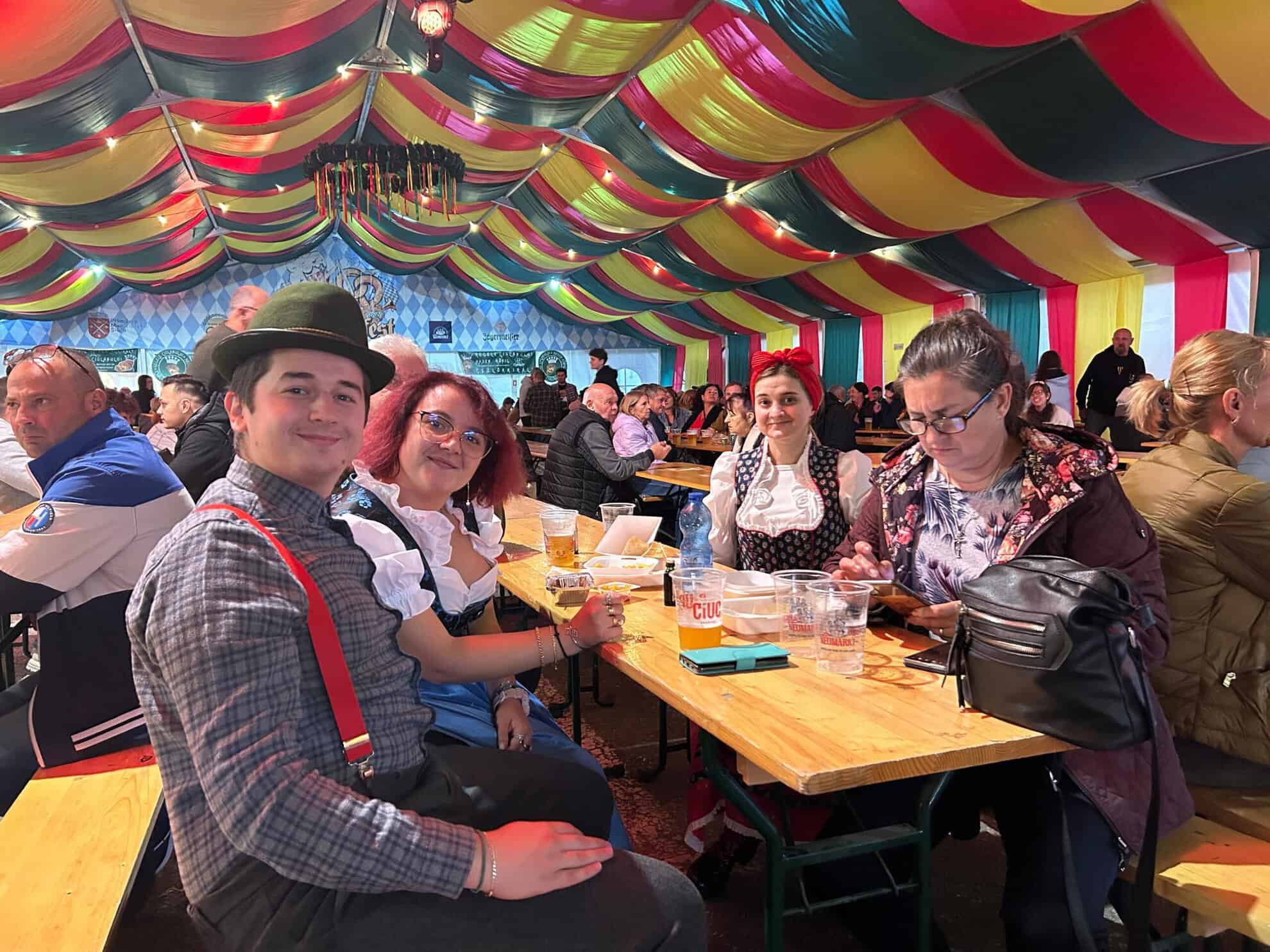 sute de sibieni s-au distrat sâmbătă la oktoberfest, la târgul obor. „anul acesta este foarte fain” (video foto)