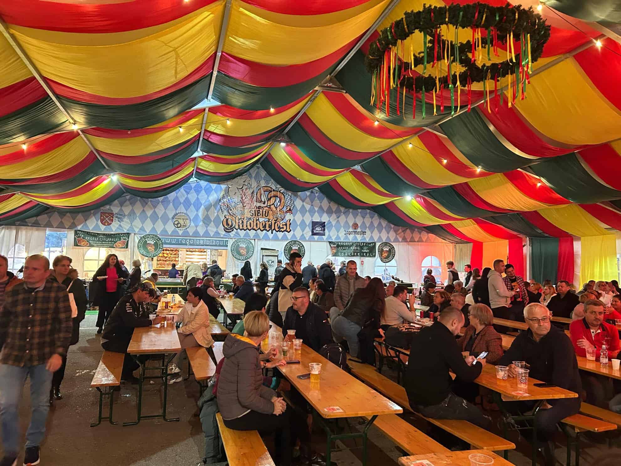 sute de sibieni s-au distrat sâmbătă la oktoberfest, la târgul obor. „anul acesta este foarte fain” (video foto)