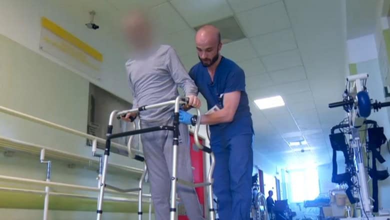 un tânăr a paralizat din cauza unui virus misterios. medicii luptă pentru recuperarea lui