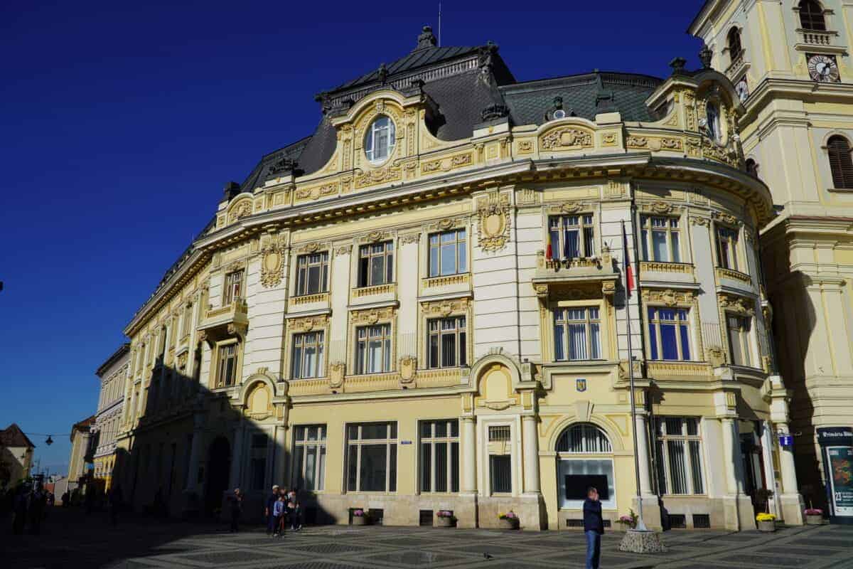 cresc salariile angajaților din primăria sibiu. joi vor fi aprobate