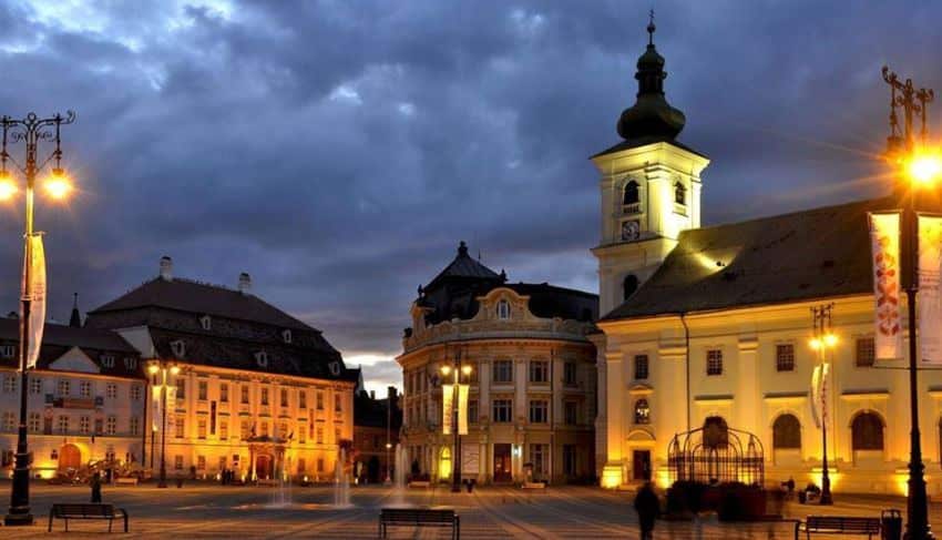 Turiştii faţă în faţă cu realitatea din spatele fațadelor Sibiului. Cazări la care ”înăuntru e vopsit gardul, afară e leopardul” (foto)