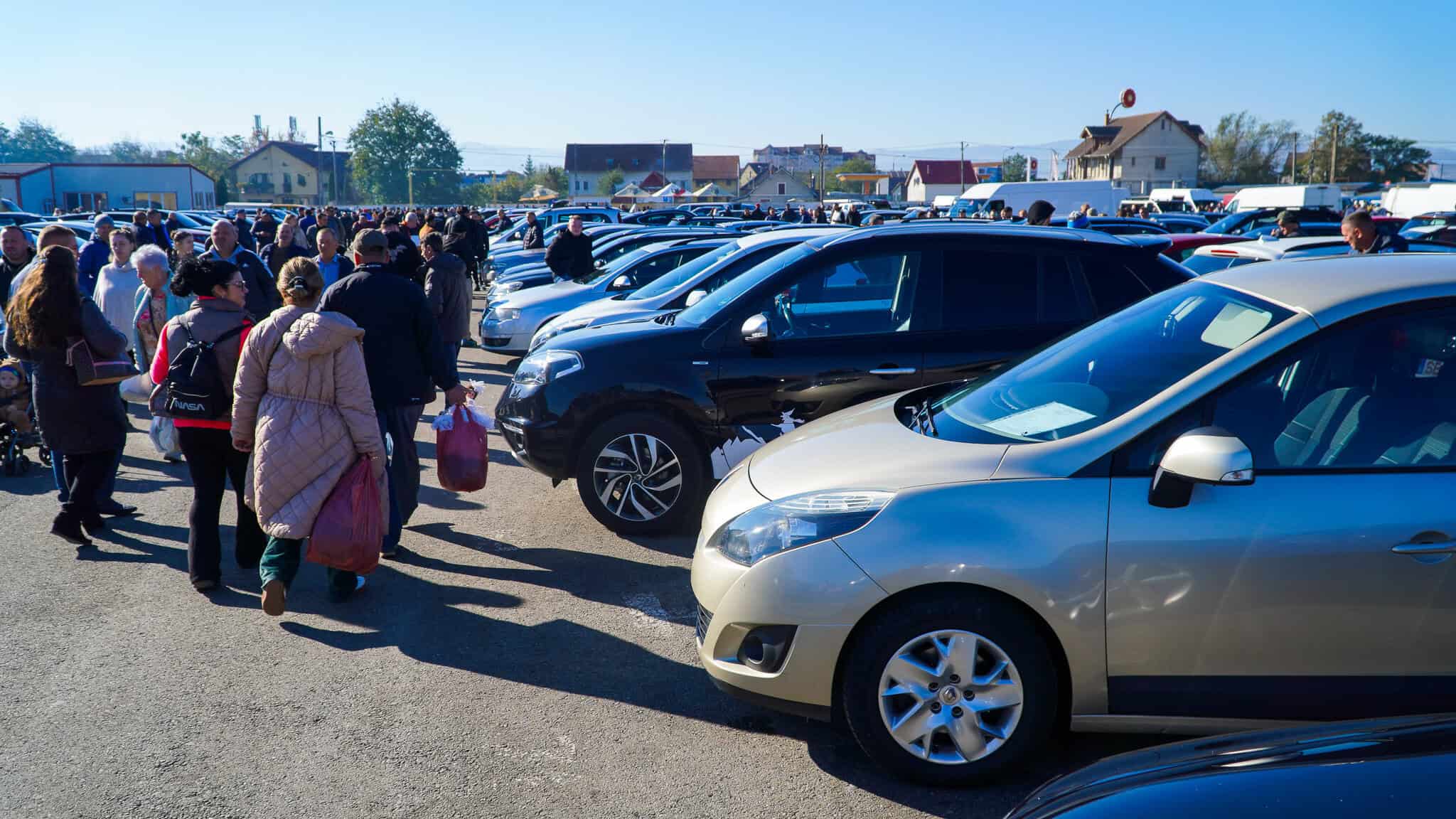 târgul de mașini din sibiu nu a murit. cea mai ieftină, 1500 de euro, dar sunt și ”jeep-uri” la 20.000 (reportaj video foto)