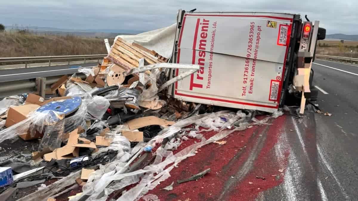 tir răsturnat pe a1 între sibiu și sebeș. șoferul rănit