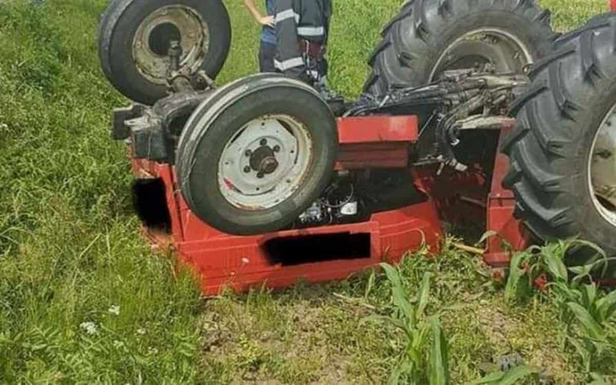 bărbat rănit după ce s-a răsturnat cu tractorul la slimnic