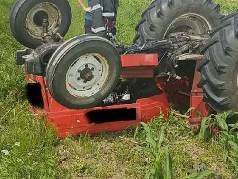 bărbat rănit după ce s-a răsturnat cu tractorul la slimnic