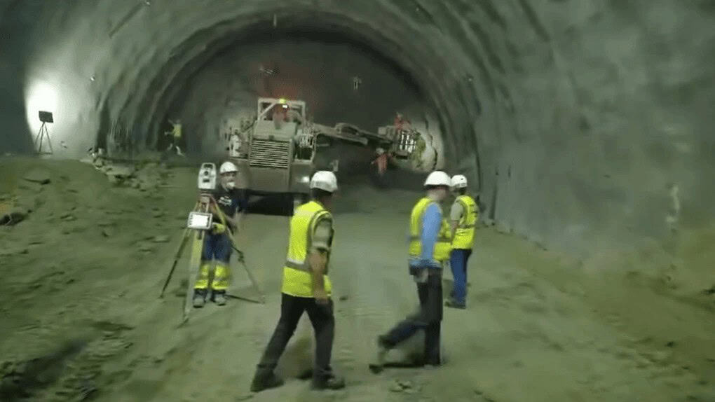 Lucrările la primul tunel de la A1 Sibiu Pitești avansează. Sunt forați aproape 2 kilometri (video)