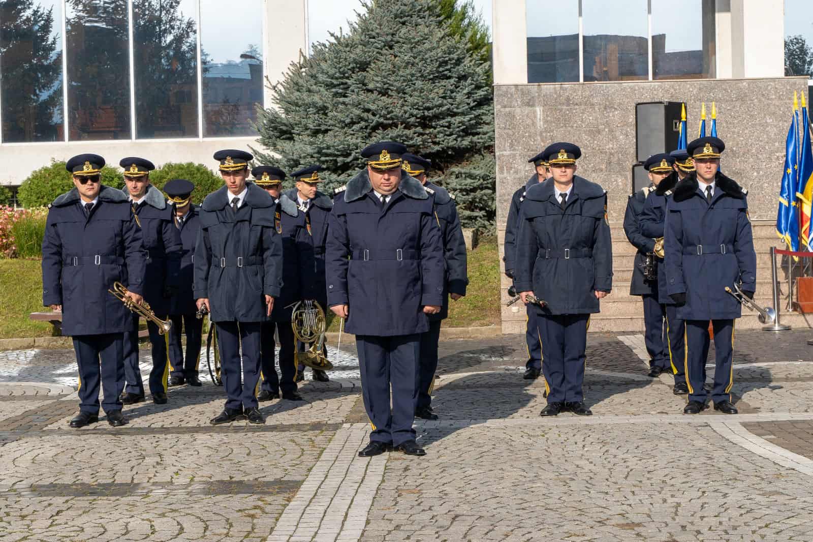 Elevii impresionați de tehnica militară expusă în Centrul Mediașului cu ocazia evenimentelor de Ziua Armatei (foto)