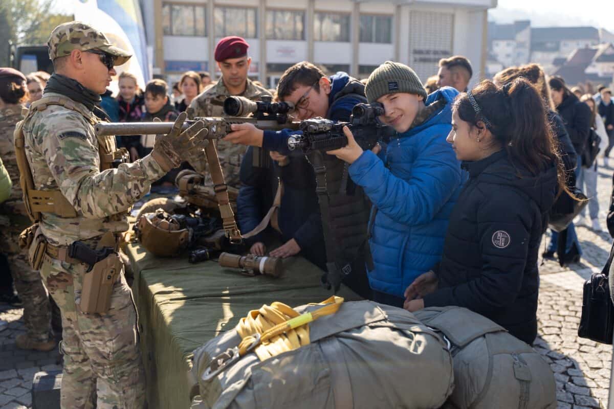 Elevii impresionați de tehnica militară expusă în Centrul Mediașului cu ocazia evenimentelor de Ziua Armatei (foto)