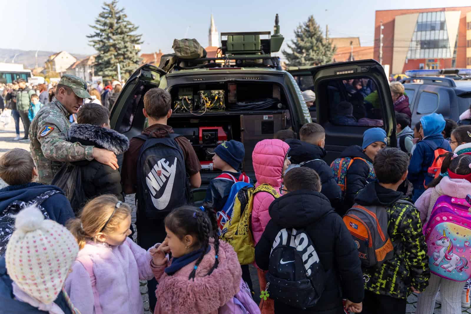 Elevii impresionați de tehnica militară expusă în Centrul Mediașului cu ocazia evenimentelor de Ziua Armatei (foto)