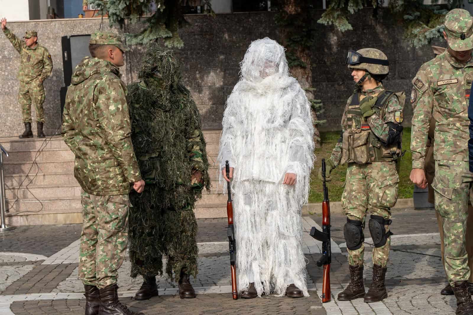 Elevii impresionați de tehnica militară expusă în Centrul Mediașului cu ocazia evenimentelor de Ziua Armatei (foto)