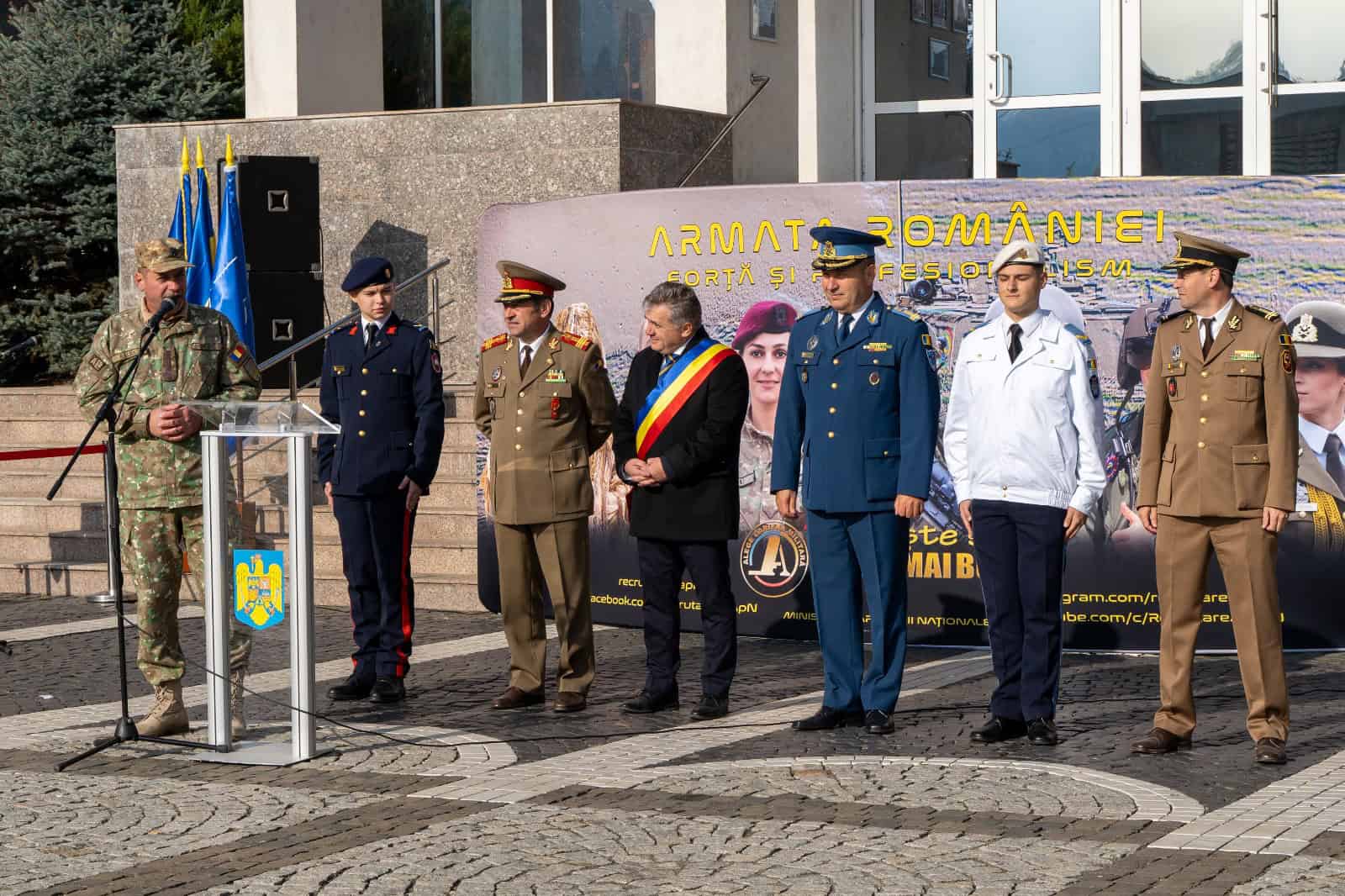 Elevii impresionați de tehnica militară expusă în Centrul Mediașului cu ocazia evenimentelor de Ziua Armatei (foto)