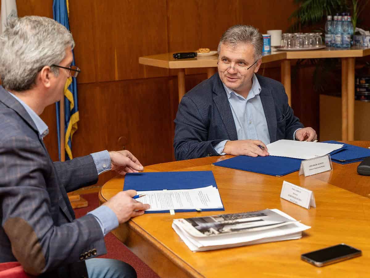 Primăria Mediaș a semnat un contract de aproape 5 milioane lei pentru achiziția de mobilier și echipamente destinate școlilor (foto)