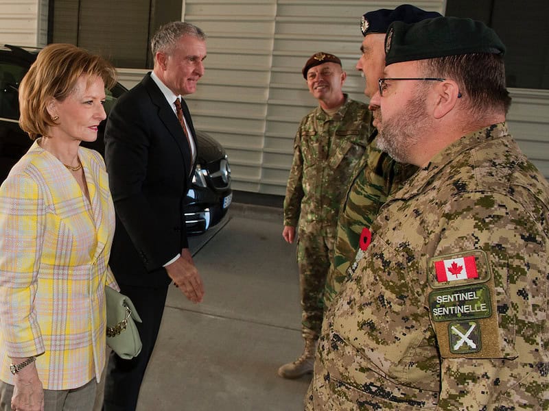 vizită regală la comandamentul nato de la sibiu. principele radu și principesa margareta au luat prânzul la popota unității (foto)