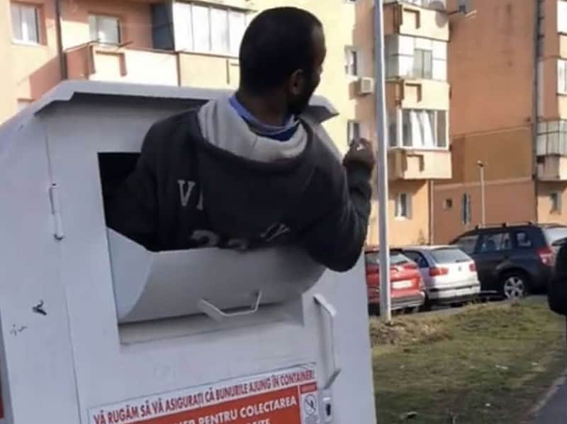 om al străzii din sibiu, la ,,shopping” în containerele cu haine folosite (video)