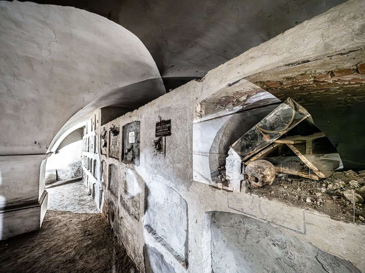 centrul de artă contemporană și expoziții de la mănăstirea ursulinelor și catacombele sibiului vor putea fi vizitate în continuare