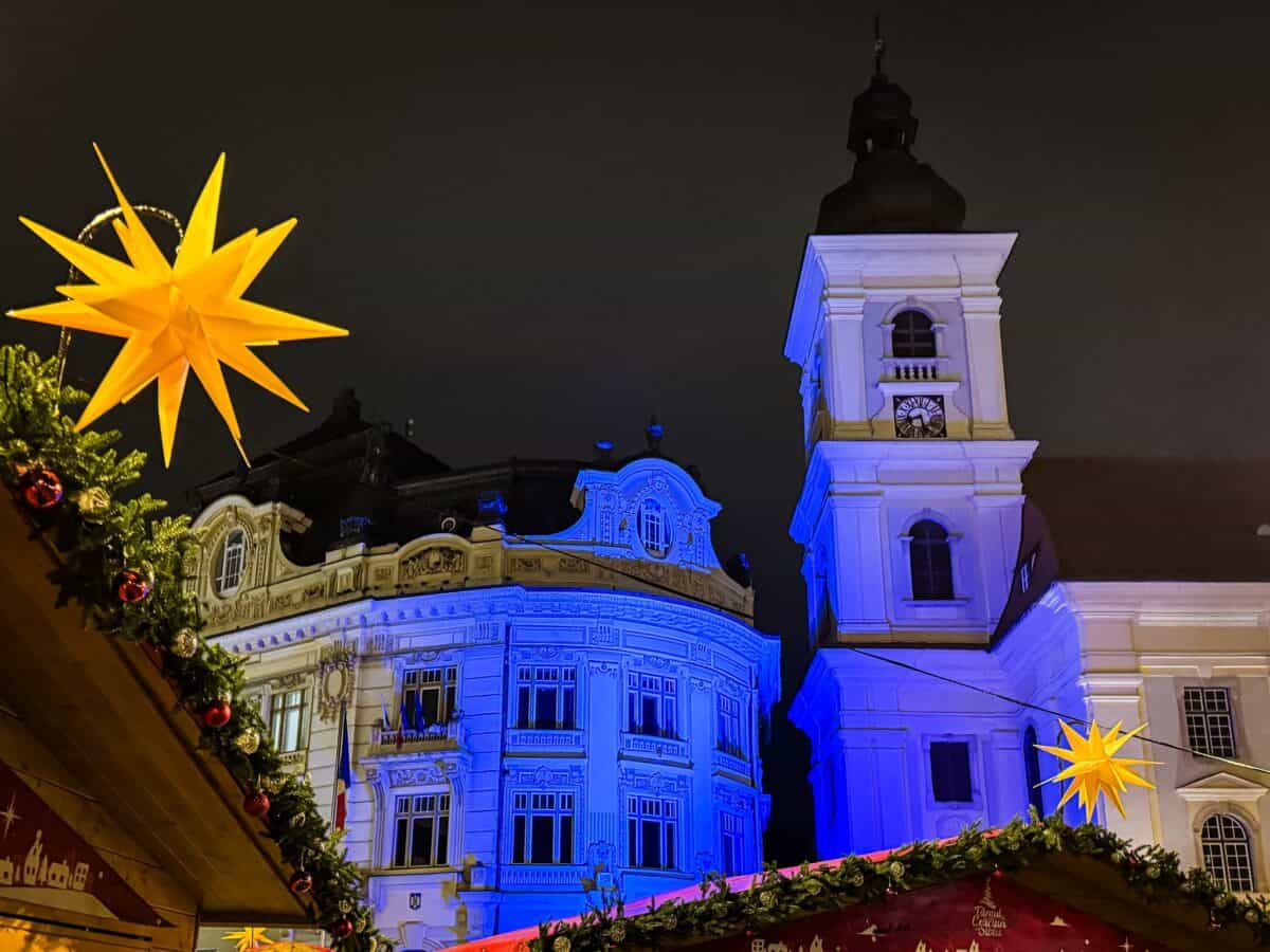 primăria sibiu iluminată în albastru de ziua mondială a pneumoniei