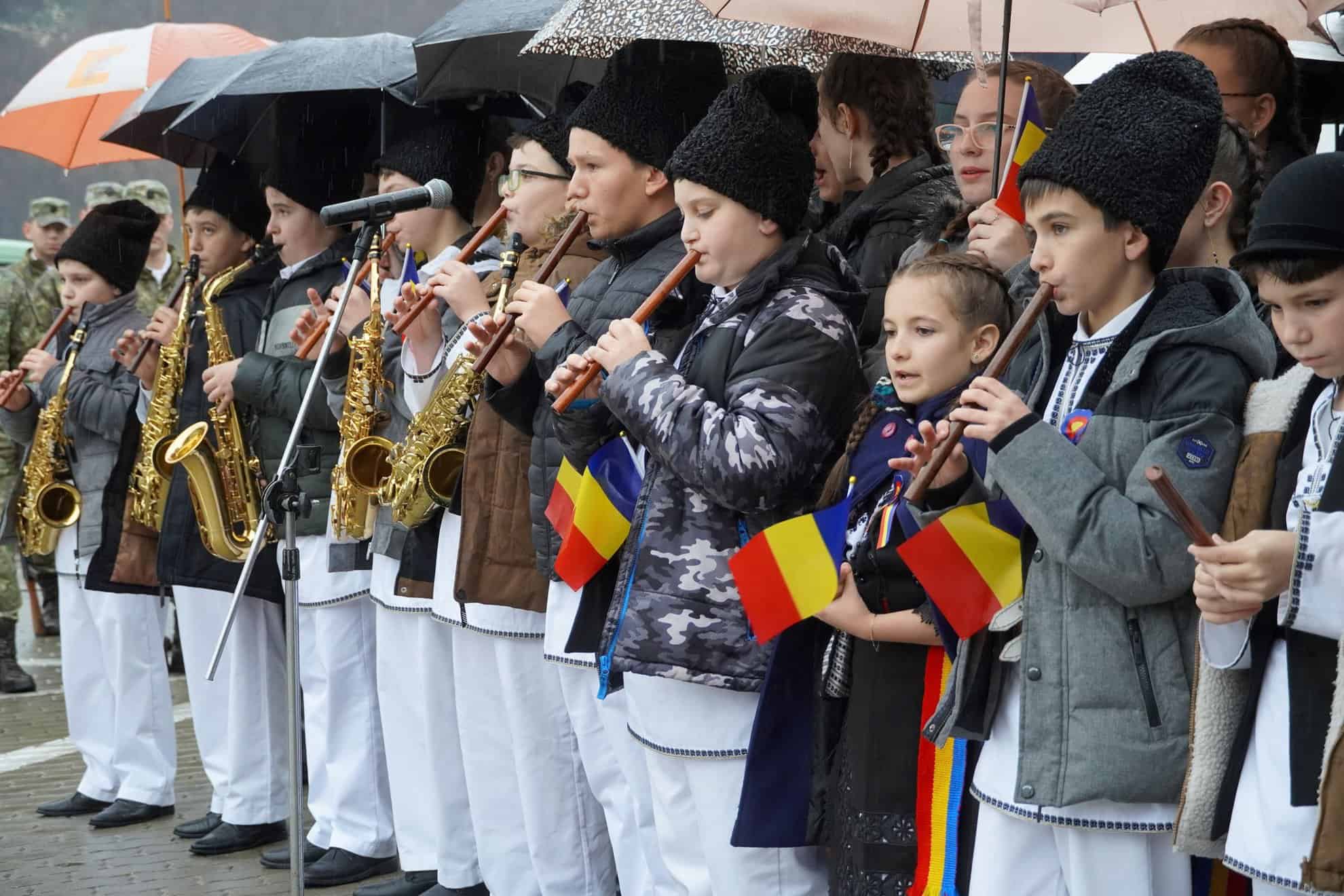 Copiii din Boița, sufletul ceremoniei de depunere a coroanelor în amintirea eroilor neamului (foto)