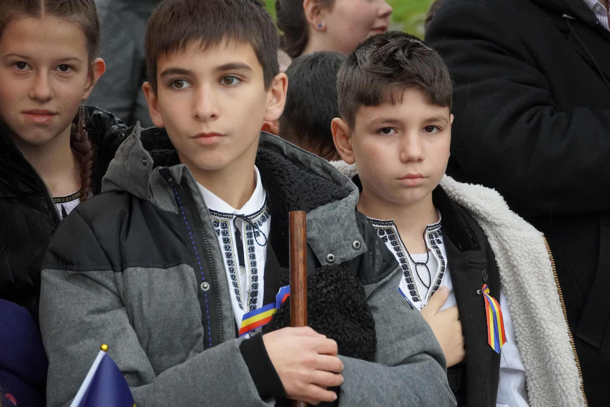 Copiii din Boița, sufletul ceremoniei de depunere a coroanelor în amintirea eroilor neamului (foto)