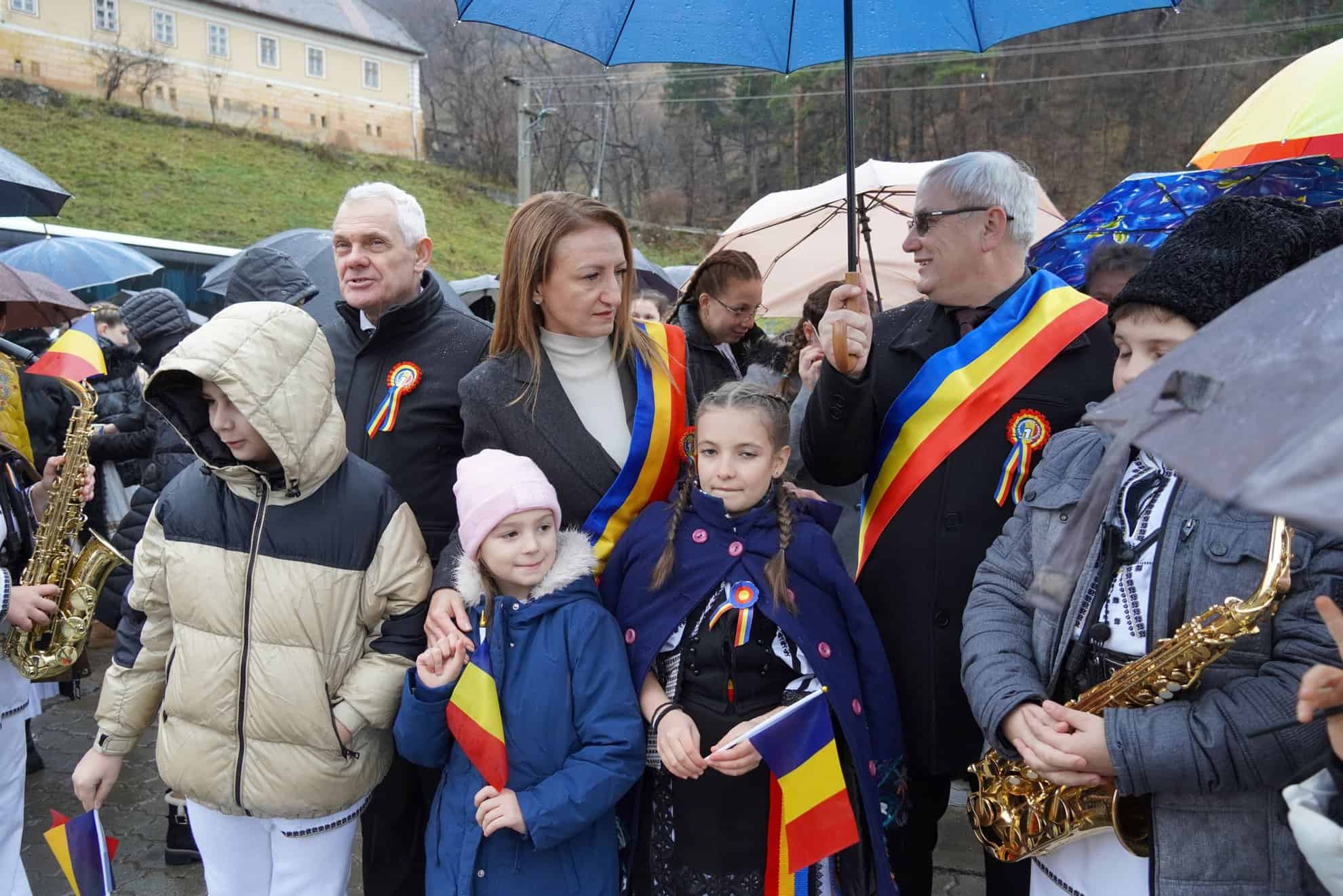 Copiii din Boița, sufletul ceremoniei de depunere a coroanelor în amintirea eroilor neamului (foto)