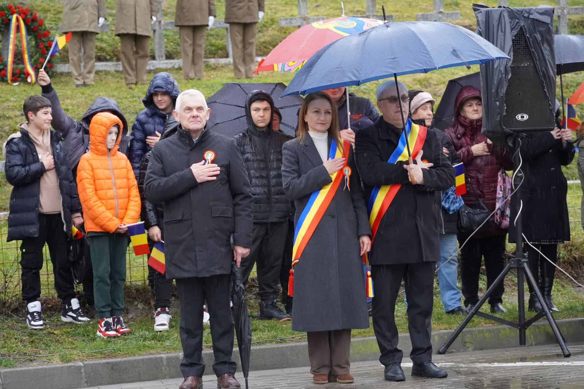 Copiii din Boița, sufletul ceremoniei de depunere a coroanelor în amintirea eroilor neamului (foto)