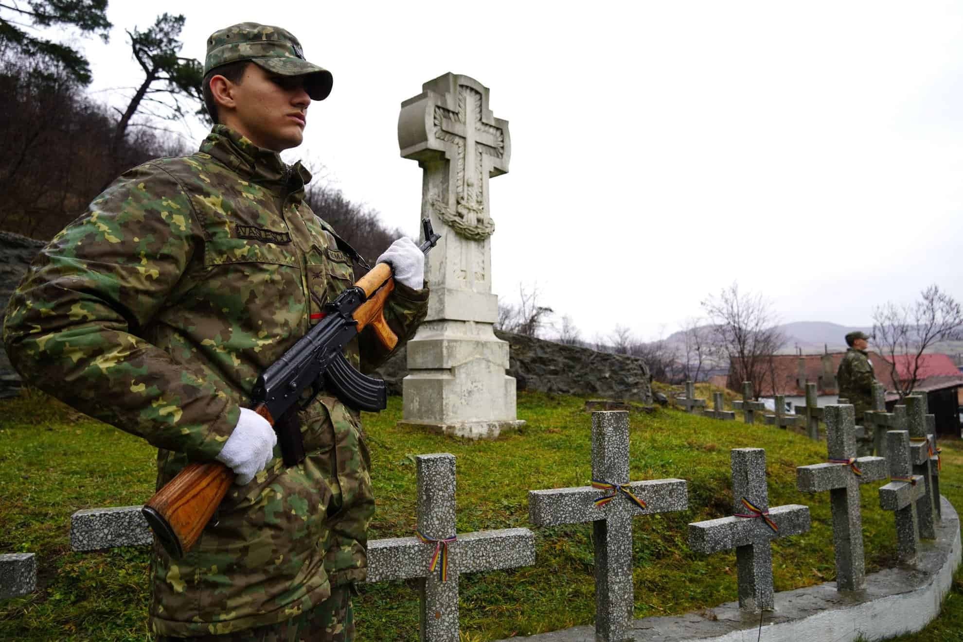 Copiii din Boița, sufletul ceremoniei de depunere a coroanelor în amintirea eroilor neamului (foto)