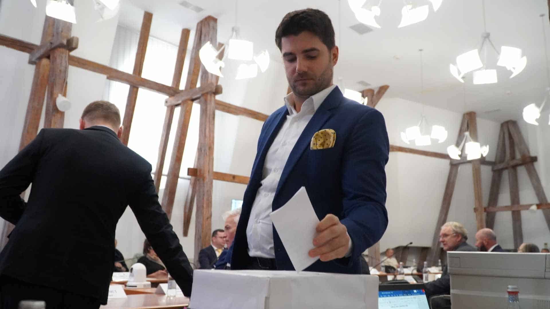 boicot la ședința pentru alegerea viceprimarilor sibiului. usr și psd s-au abținut la vot, iar consilierii aur au părăsit sala (foto)