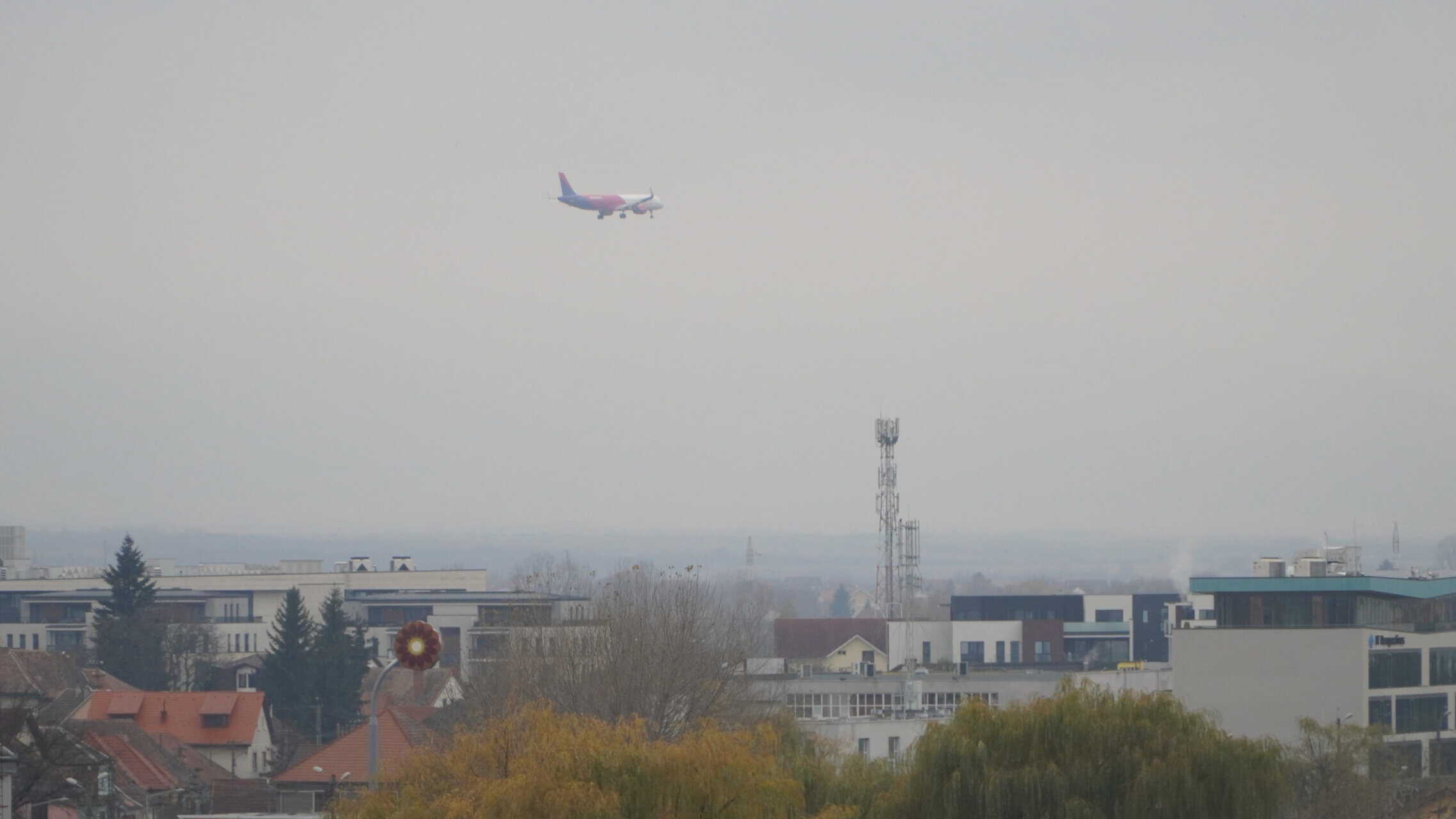 un avion survolează din nou sibiul. face manevre specifice (foto video)