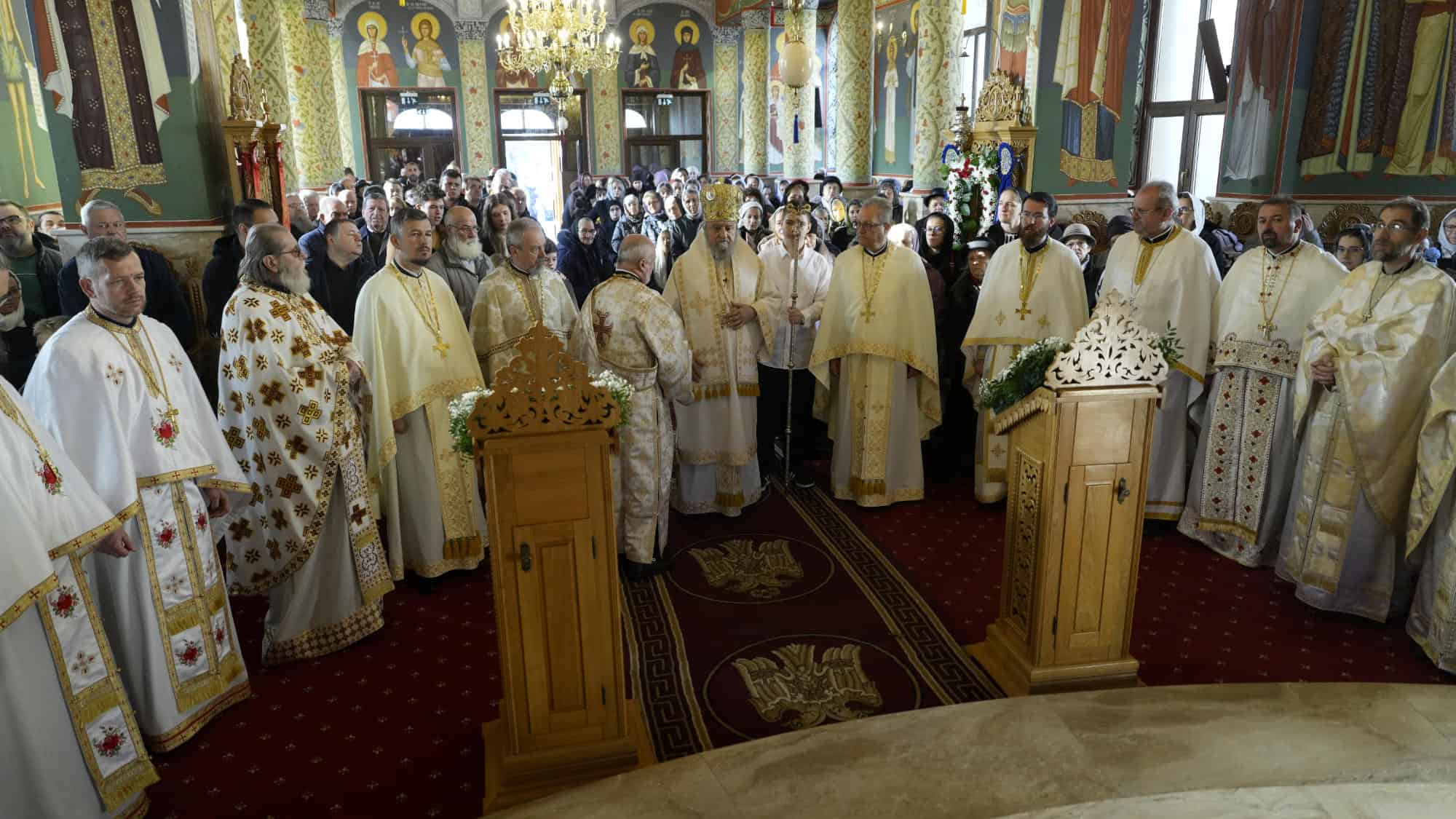 moment emoționant pentru locuitorii din turnișor. sute de credincioși au participat (foto)